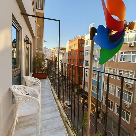 Guestport No 4 Luxury Suite, Galata Tower View, Balcony, 2 Bathrooms *
