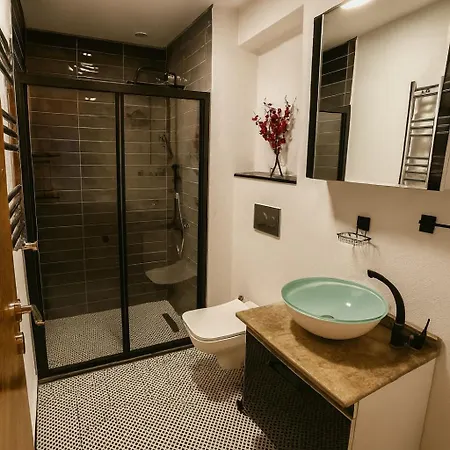 Guestport No 4 Luxury Suite, Galata Tower View, Balcony, 2 Bathrooms *